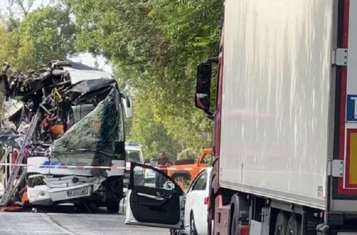 Трима загинали и много ранени при катастрофа на румънски автобус между Поликраище и Куцина